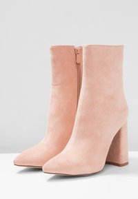 RAID Kotníková obuv na vysokém podpatku - light pink