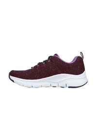 Sneakers con tomaia in maglia bordeaux, suola intermedia bianca e dettagli viola, caratterizzati da una superficie testurizzata e un sistema di allacciatura standard.