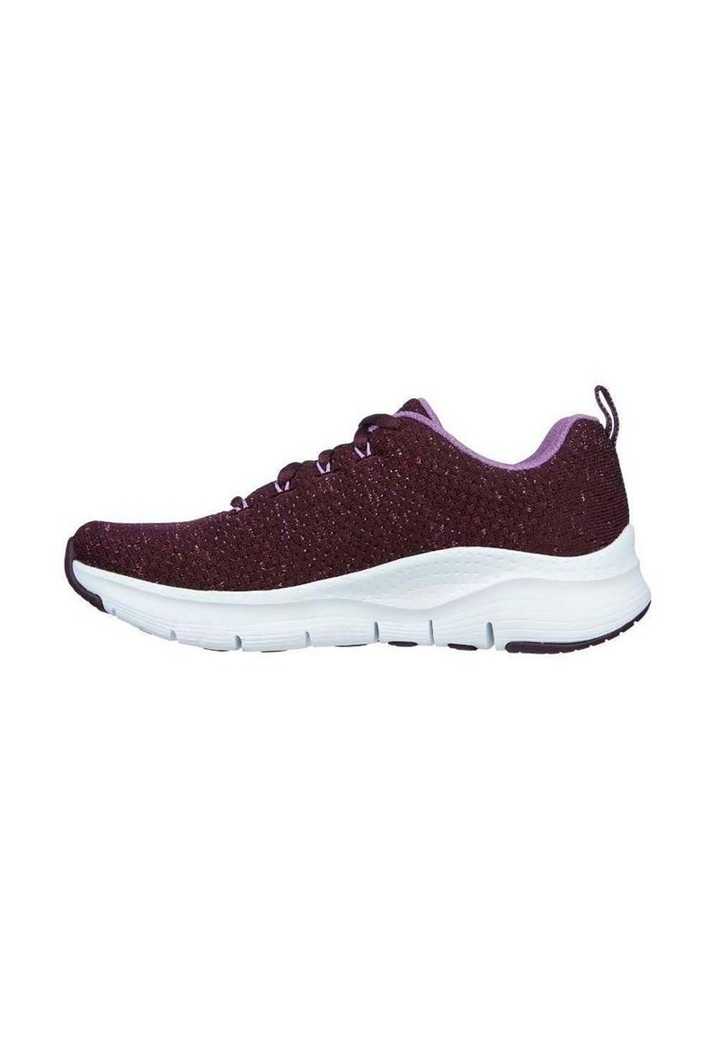 Sneakers con tomaia in maglia bordeaux, suola intermedia bianca e dettagli viola, caratterizzati da una superficie testurizzata e un sistema di allacciatura standard.
