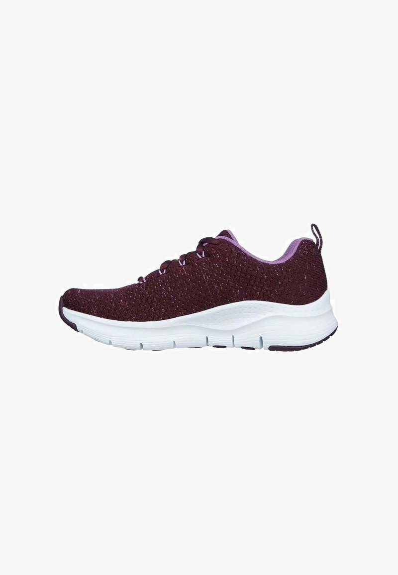 Sneakers con tomaia in maglia bordeaux, suola intermedia bianca e dettagli viola, caratterizzati da una superficie testurizzata e un sistema di allacciatura standard.