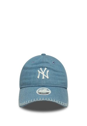 Cappello da baseball regolabile in denim blu con logo New York Yankees ricamato in bianco e dettagli cuciti sulla visiera.