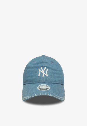 Cappello da baseball regolabile in denim blu con logo New York Yankees ricamato in bianco e dettagli cuciti sulla visiera.