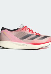 Zapatilla de running rosa claro con cordones rojos, rayas negras de Adidas, texto "Adizero Takumi Sen 10" y suela blanca gruesa etiquetada como "Lightstrike Pro".