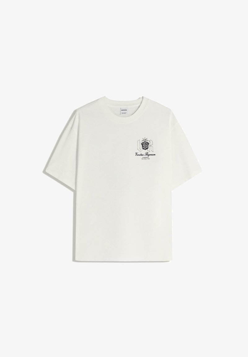 Bílé bavlněné tričko s krátkými rukávy, s černým grafickým potiskem a textem na levé straně hrudi. Klasický kulatý výstřih.