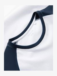 Ausgewählt, white and navy
