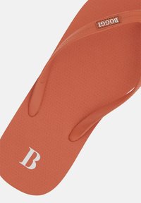 Apelsīnu flip-flopi ar teksturētu zolīti, elastīgām siksnām un baltu logotipu "B" uz zoles. Vienkāršs dizains un viegls materiāls.