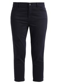 Svarta slim-fit byxor med framknapp och dragkedja, bälteshällor samt fram- och bakfickor, visade på en vit bakgrund.