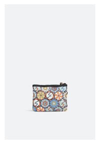Funda con cremallera que presenta un patrón geométrico en azul, naranja y crema, con acentos florales y motivos circulares en material sintético.