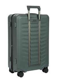 Hartschalenkoffer in Dunkelgrün mit vertikaler Rillenstruktur, Aluminiumgriff und vier Rädern für Mobilität. Reißverschluss an der Seite.