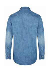 Denimhemd in Mittelblau, mit Knopfverschluss, langen Ärmeln mit geknöpften Manschetten, Rückansicht zeigt einen geschwungenen Saum und leichte Farbabstufungen.