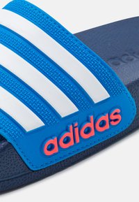 adidas Performance ADILETTE SHOWER UNISEX - Chinelos de piscina - dark blue/footwear white/blue rush