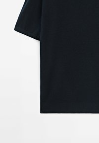 Musta puuvillainen t-paita, jossa on lyhyet hihat, pyöreä kaula-aukko ja sileä pinta. Malli on yksinkertainen, ilman näkyviä kuvioita tai koristeita.