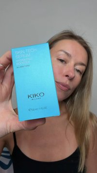 KIKO Skin Tech Serum, en ljusblå låda med text, innehåller en fuktighetsboost för alla hudtyper, 30 ml / 1 fl oz. Matt finish, minimalistisk design.