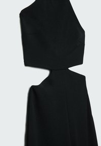 Vestido negro con un corsé estructurado y una falda fluida. Hecho de un tejido suave y mate con líneas limpias y un diseño minimalista.