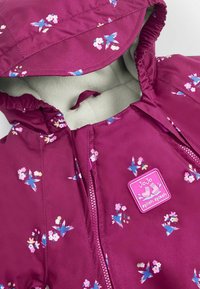 Waterafstotende, pruimenjack met bloemen- en vogelpatronen. Fleece voering, ritssluiting en een merkembleem in het roze aan de voorkant.