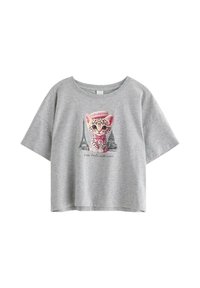 Grå t-shirt med kort ärm med en grafisk bild av en katt med en rosa hatt, Eiffeltornet och texten "Från Paris med kärlek!" i svart.