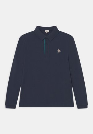 Marinblå langærmet polo shirt lavet af tekstureret stof. Har en grøn detalje ved knapstolpen og et lille broderet hestelogo.