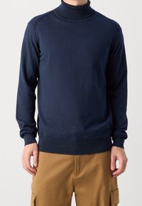Navyblauer Rollkragenpullover aus weichem Stoff, mit gerippten Bündchen und Saum, glatter Textur und figurbetontem Design.