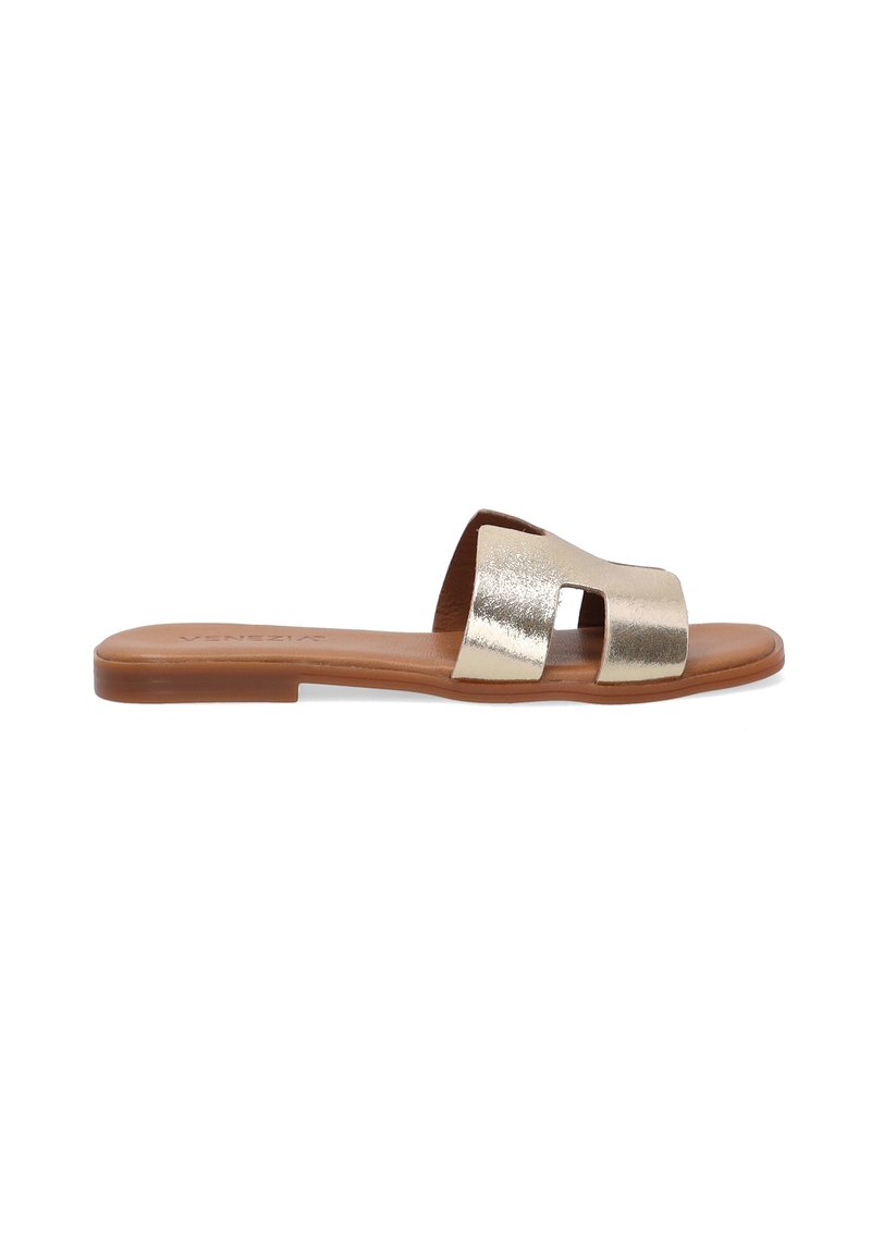 Gouden metallic slide sandaal met twee uitgesneden banden, tan zool, platte constructie en een soepele leren textuur. Geschikt voor casual gebruik.
