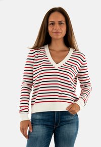 Pull-over rayé blanc, avec des bandes horizontales rouges et noires, col en V et poignets côtelés. Matière en mélange de coton avec une coupe décontractée.