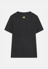 Czarna, krótka koszulka z miękkiego materiału z okrągłym dekoltem, z małym zielonym logo adidas na górnej części pleców.