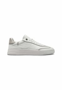 Witte leren sneakers met een textuurafwerking, voorzien van lichtgrijze accentkleuren, een ronde neus en een platte rubberen zool met een profiel.