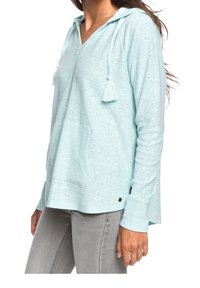 Hellblaues, langärmliges Hoodie mit V-Ausschnitt, Quastenakzenten, Fronttasche und lockerer Passform. Gefertigt aus einem strukturierten Stoff.