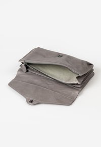 Portafoglio in pelle grigia con compartimento con zip, chiusura a bottone e fodera interna a righe. Texture morbida, forma rettangolare e design pulito.