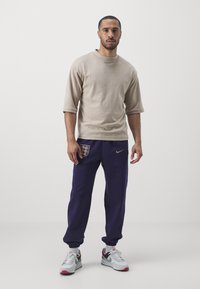 Nike Performance ENGLAND ENT ISSUE PANT - Joggebukse - purple ink/pale ivory/sesame