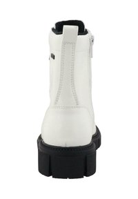 Hvide ankelstøvler med en tekstureret overflade, baglukning med lynlås og en tyk sort gummisål med et rillemønster.