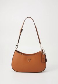 Sac à bandoulière en similicuir marron texturé avec une forme arrondie, des éléments métalliques argentés et un logo triangulaire. Bandoulière réglable et détail porte-clés.