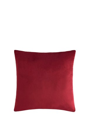 Quadratisches rotes Samtkissen mit glatter Textur und leicht abgerundeten Ecken auf weißem Hintergrund.
