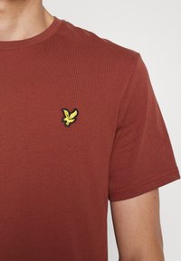 Lyle & Scott T-shirt básica - rust