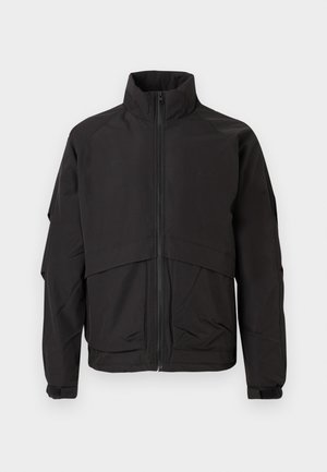 Juodas švarkas su aukštu apykakle, užtrauktuku ir ilgomis rankovėmis. Yra sluoksniuotas dizainas ir lygus, matinė tekstūra.