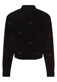 Svart kordflöjelskjorta med röda broderade logotyper. Designen inkluderar långa ärmar och en klassisk krage med en kortad passform.