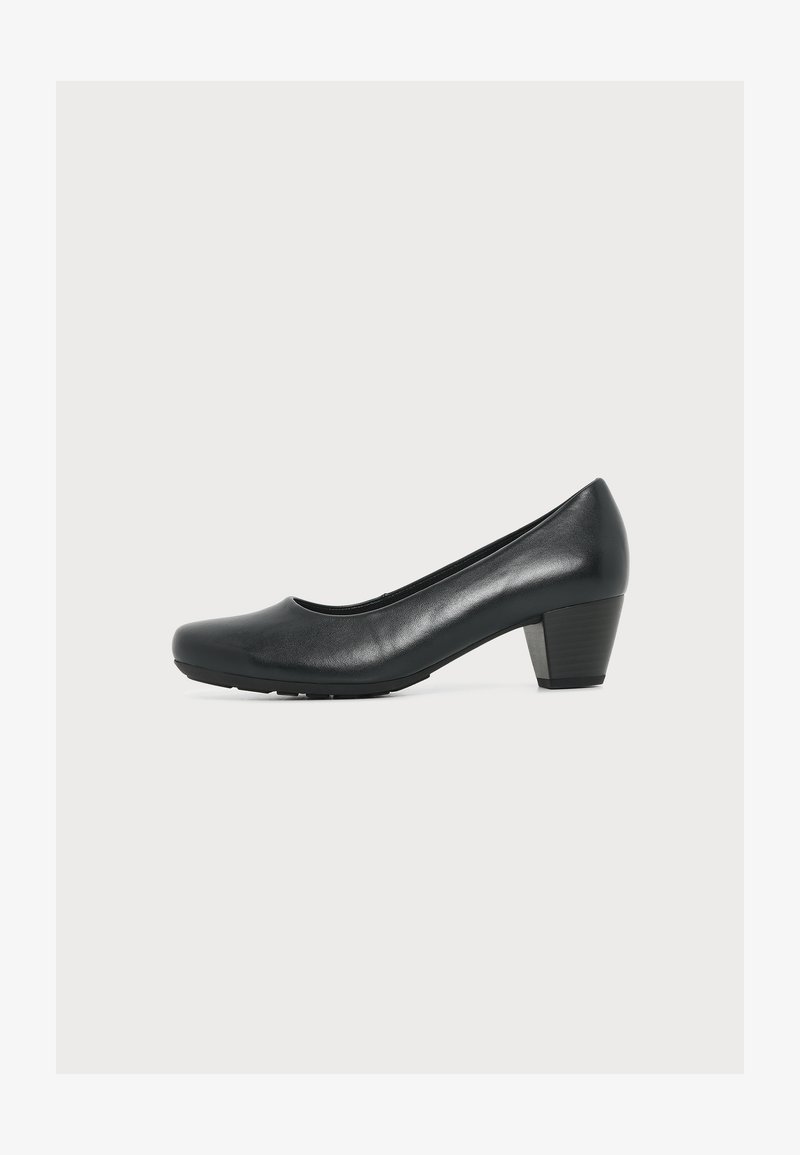 Escarpin en cuir noir à petit talon bloc et bout arrondi sur fond clair uni.