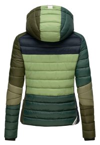 Veste matelassée verte et bleu foncé à capuche avec coutures horizontales, vue de dos.