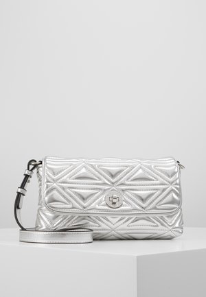 Zilveren gewatteerde handtas met een geometrisch patroon, een omgevouwen klep met een metalen drukknoopsluiting en een afneembare schouderband.