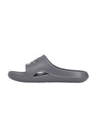 Grå plast slide sandal med åben tå, har sideluger, en struktureret sål for greb og bløde kurver i designet.