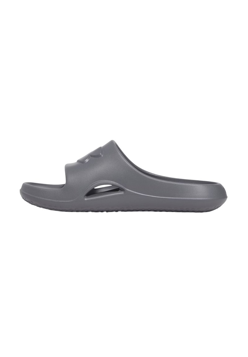 Grå plast slide sandal med åben tå, har sideluger, en struktureret sål for greb og bløde kurver i designet.