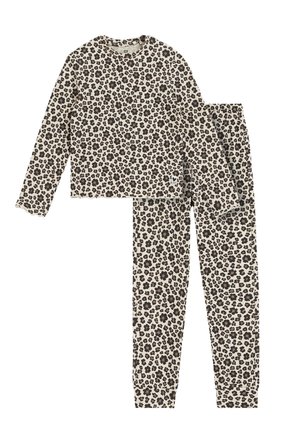 Ensemble haut à manches longues et pantalon avec fond beige et motif léopard floral brun foncé.