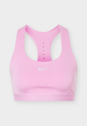 Vaaleanpunainen Nike-urheilurintaliivit, joissa on racerback-malli ja tuuletusreiät selässä ja rinnan alla.
