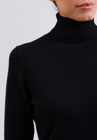 CASH-MERE CASH-MERE ROLLKRAGEN PULLOVER - Strickpullover - schwarz