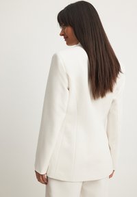 NA-KD Cappotto corto - white