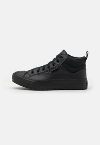 Adidași negri tip high-top din piele și material textil, cu vârf rotund, talpă texturată și ochiuri laterale. Dispune de o bucată de prindere în spate.