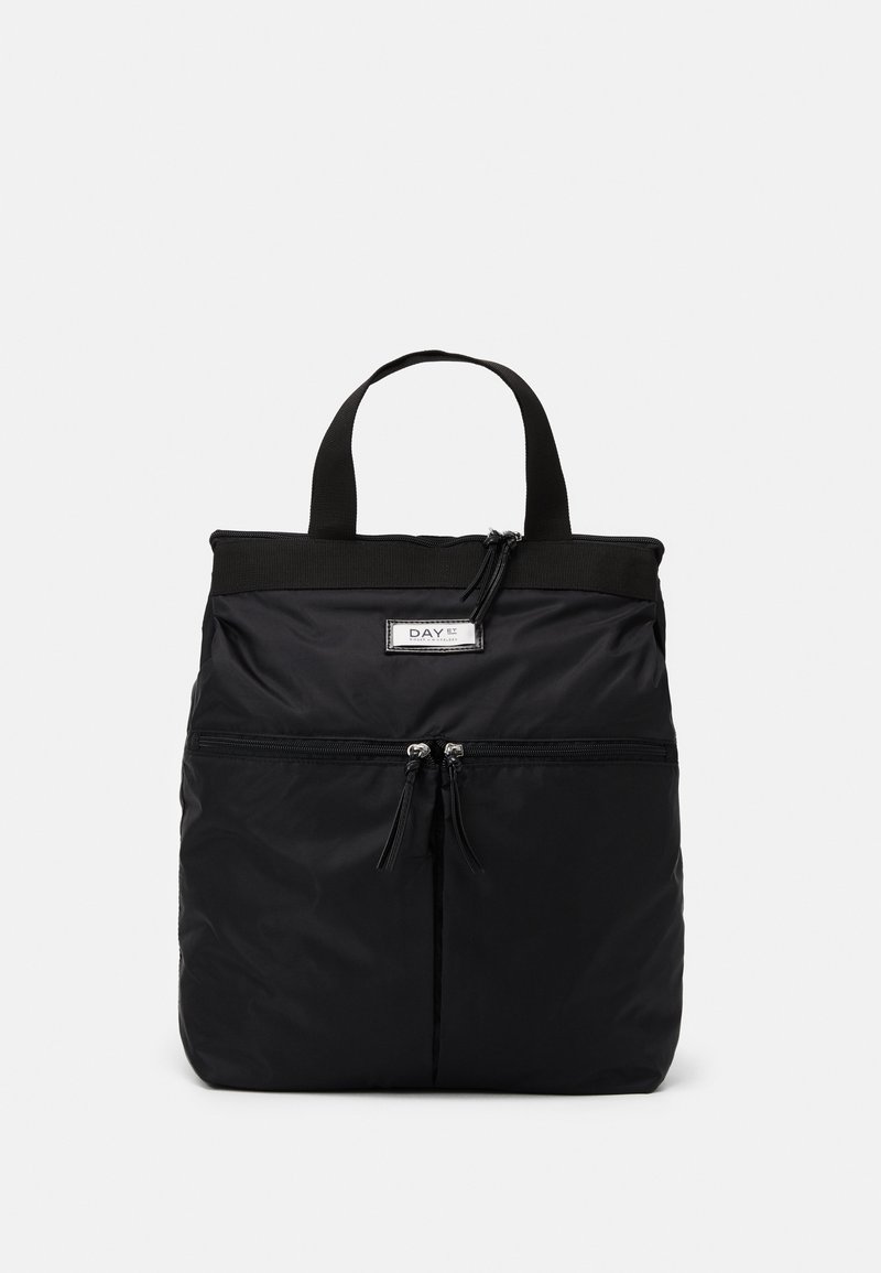 Sac cabas en nylon noir avec deux poignées supérieures, poche avant zippée et petite étiquette rectangulaire blanche avec l’inscription "DAY ET" centrée près du haut.