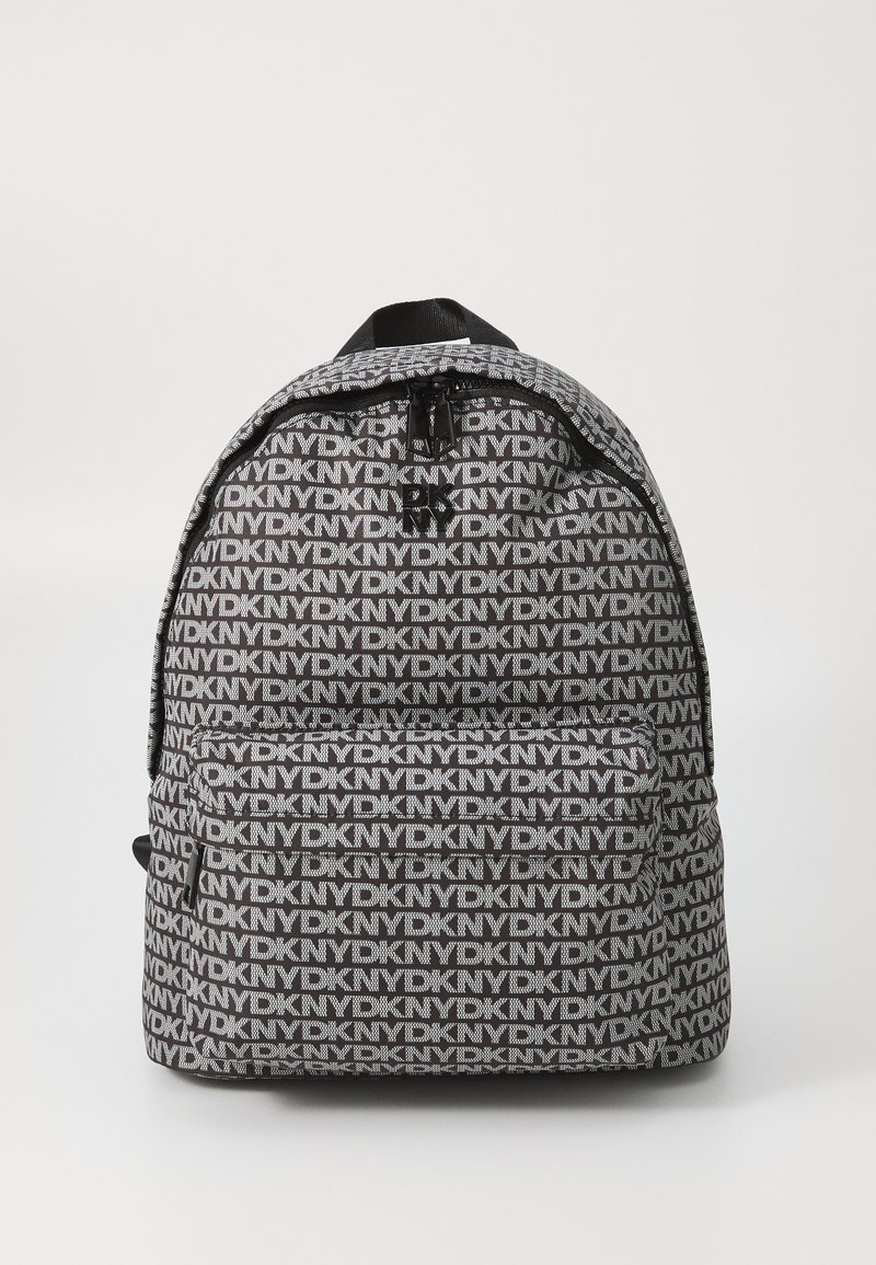 Hátizsák fekete és szürke anyagból, ismétlődő DKN logó mintával, ívelt formával, felső fogantyúval és elülső cipzáros zsebbel.