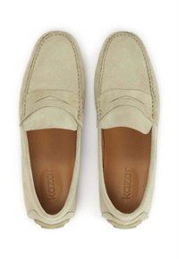 Hellgrüne Wildleder-slipper mit genähter Detailarbeit und einem glatten Lederinnenfutter. Sie haben eine abgerundete Zehenpartie und eine flexible Gummisohle.