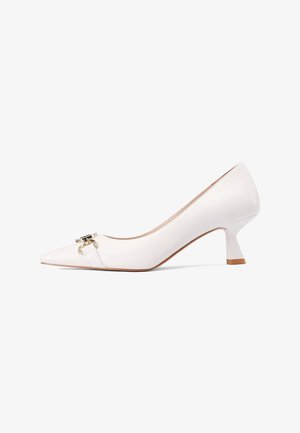 Décolleté in raso bianco con punta appuntita, tacco basso a blocco e dettaglio dorato sul collo del piede. Texture liscia con design minimalista.