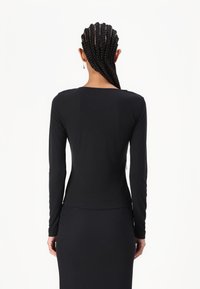 Guess Sweter